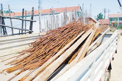 工地建材接连失窃，看门人竟被收买成内应